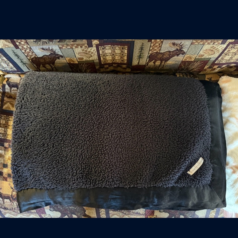 Giraffe At Home Blanket - Navy - Picture 4 of 8